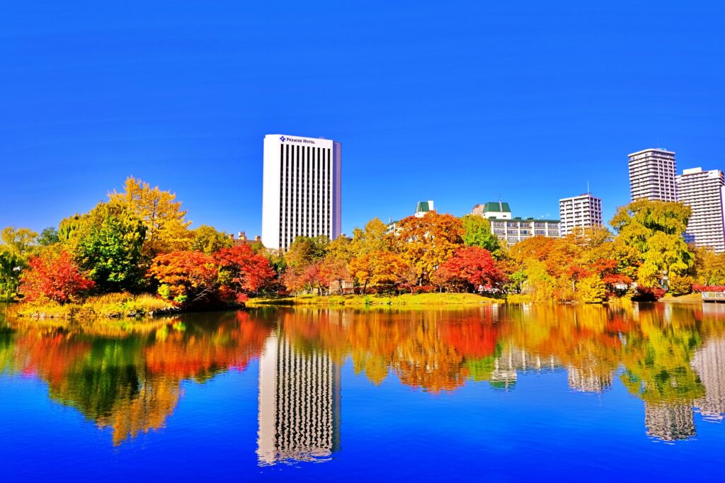 中島公園の水面に映る紅葉