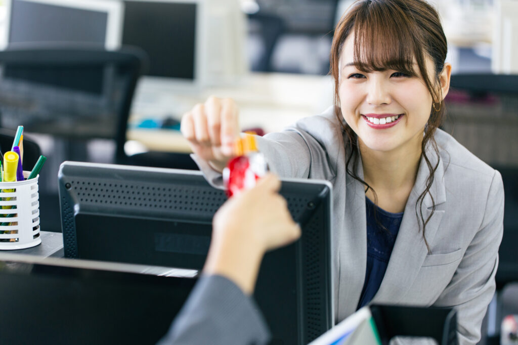 お土産を渡す女性のイメージ