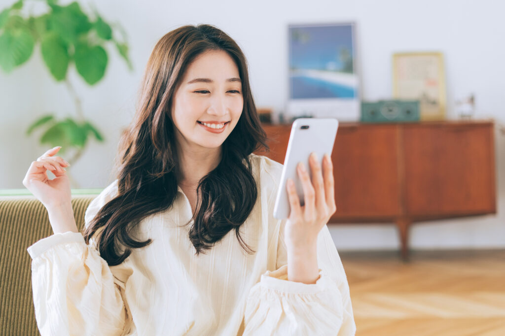 賢く予約をする女性